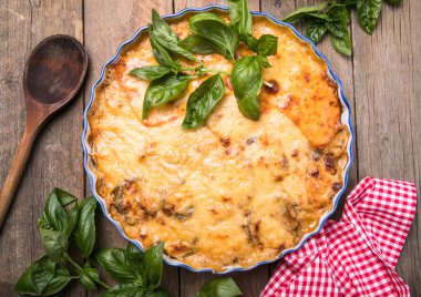 Musaka 'ya yakından bak. Geleneksel Yunan yemeği fırınlanmış katmanlar, patlıcan, et, Bechamel sosu