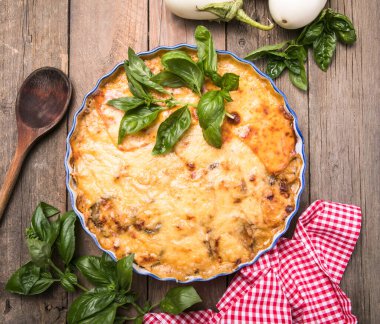 Musaka 'ya yakından bak. Geleneksel Yunan yemeği fırınlanmış katmanlar, patlıcan, et, Bechamel sosu