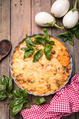Musaka 'ya yakından bak. Geleneksel Yunan yemeği fırınlanmış katmanlar, patlıcan, et, Bechamel sosu