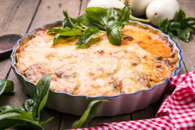 Musaka 'ya yakından bak. Geleneksel Yunan yemeği fırınlanmış katmanlar, patlıcan, et, Bechamel sosu