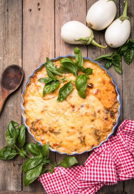 Musaka 'ya yakından bak. Geleneksel Yunan yemeği fırınlanmış katmanlar, patlıcan, et, Bechamel sosu