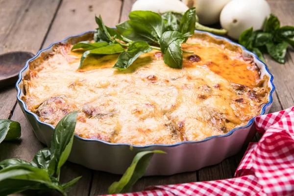 Musaka 'ya yakından bak. Geleneksel Yunan yemeği fırınlanmış katmanlar, patlıcan, et, Bechamel sosu