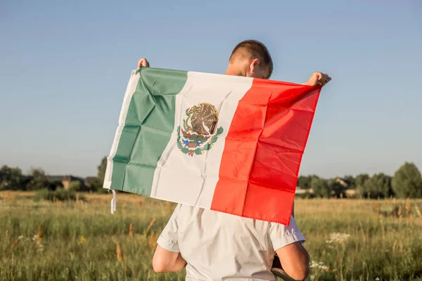 Jovem Segurando Bandeira México Setembro Dia Independência México Guerra Independência — Fotografia de Stock