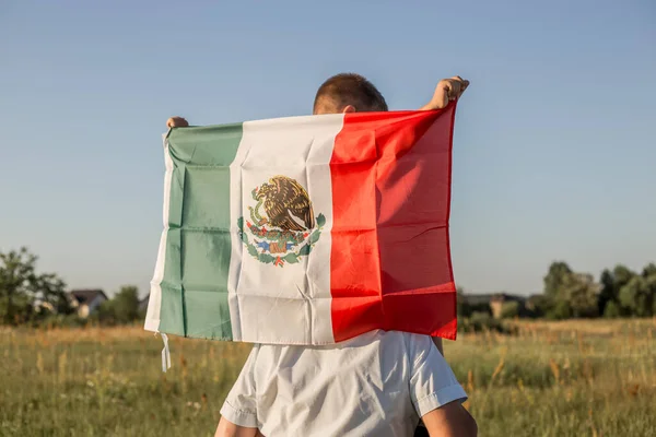 Jovem Segurando Bandeira México Setembro Dia Independência México Guerra Independência — Fotografia de Stock