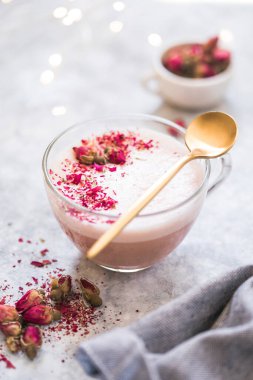 Sütlü pembe kibrit latte. Moda içeceği. Noel içeceği
