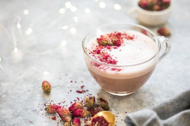 Sütlü pembe kibrit latte. Moda içeceği. Noel içeceği