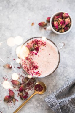 Sütlü pembe kibrit latte. Moda içeceği. Noel içeceği