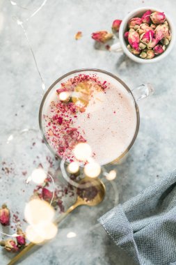 Sütlü pembe kibrit latte. Moda içeceği. Noel içeceği