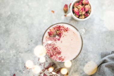 Sütlü pembe kibrit latte. Moda içeceği. Noel içeceği