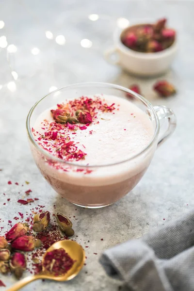 Розовый Латте Молоком Модный Напиток Рождественский Напиток — стоковое фото