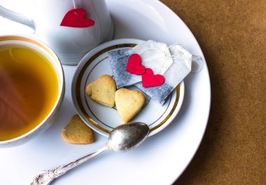 Çay ve kurabiyeler yakın. 