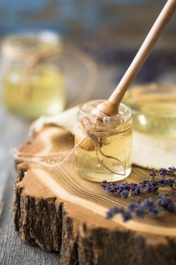 Ahşap bal kaşığından daldırılan sağlıklı organik bal, yakın plan..