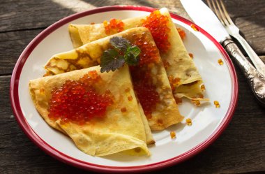 Maslenitsa, geleneksel Rus gözlemeleri. Beyaz bir tabakta kırmızı havyarlı blini.