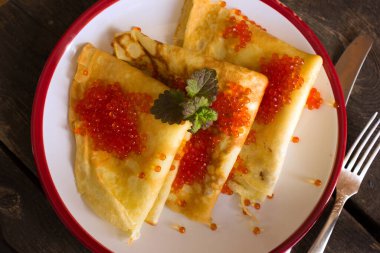 Kahvaltıda kırmızı havyarlı ince krep (blini). Genel manzara. Rus yemekleri.