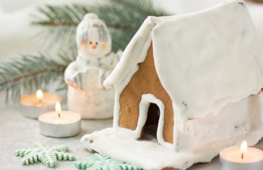 Zencefilli kurabiye evi. Kapatın. 