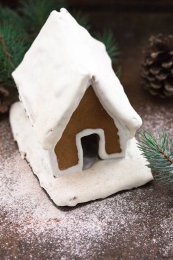 Zencefilli kurabiye evi. Kapatın. 