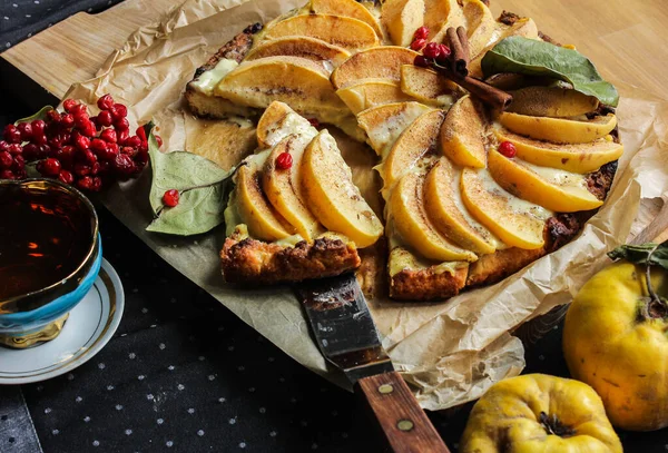 Tarta Membrillo Con Crema Pastelera Abierta Corteza Corta Viburnum Canela — Foto de Stock