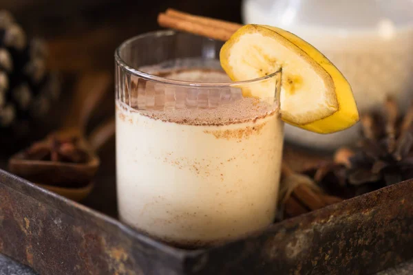 Äggtoddy Traditionell Två Glas Koppar Med Kanel Pinnar Stenbord — Stockfoto