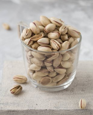 Pistachio yakın çekim. Çatlak..