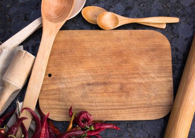 Çevre dostu yeniden kullanılabilir metal, tahta masada pipet ve çatal (kaşık, bıçak, çatal) içiyor. sıfır atık kavramı