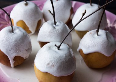 Kurutulmuş elmalar sarımsı meşe yapraklarıyla süslenmiş.