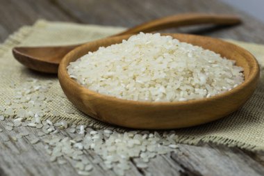 Tabaktaki pirincin yakın görüntüsü, masada kaşık.