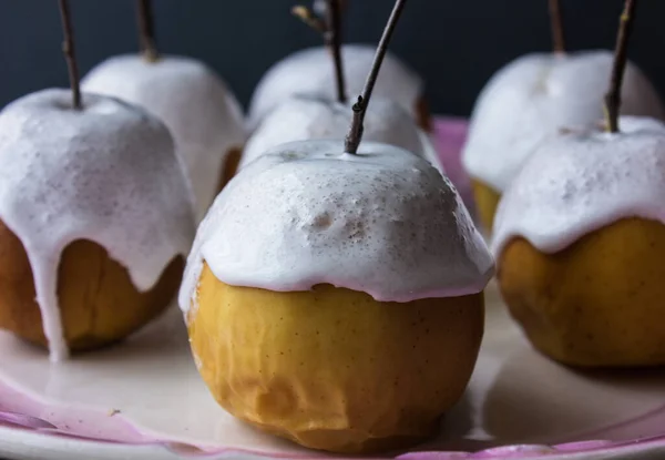 Gebakken Appels Versierd Met Meringue Geel Eiken Bladeren — Stockfoto