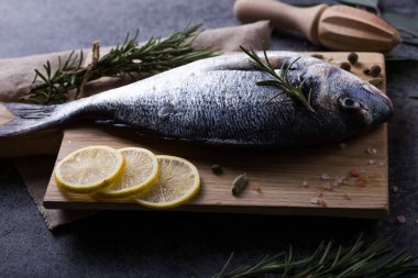 Çiğ dorado balığı ve yemek pişirmek için malzeme..