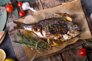 Pişmiş dorado balığı ve yemek pişirmek için malzeme.