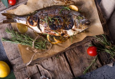 Pişmiş dorado balığı ve yemek pişirmek için malzeme.