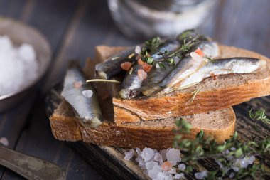 Taze deniz, soğuk su, kokulu, sardalya, ançüez gibi küçük balıklar.