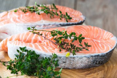 Ahşap arka planda taze somon bifteği