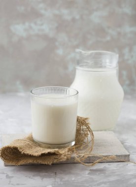 Süt cam bardak ve sürahide servis edilir.