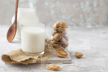 Badem sütünün yakın görüntüsü 