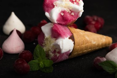 Arkadaki lezzetli dondurmayı kapat.