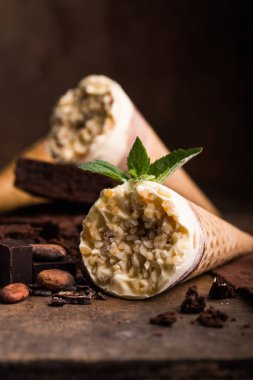 Arkadaki lezzetli dondurmayı kapat.