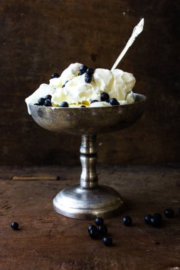 Naneli dondurma ve gümüş bardakta yabanmersini.