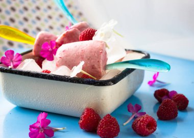 Ahududu dondurması beyaz kasede.