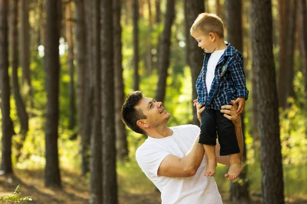 Küçük Oğluyla Dışarıda Eğlenen Mutlu Genç Bir Baba Aile Hayatında — Stok fotoğraf