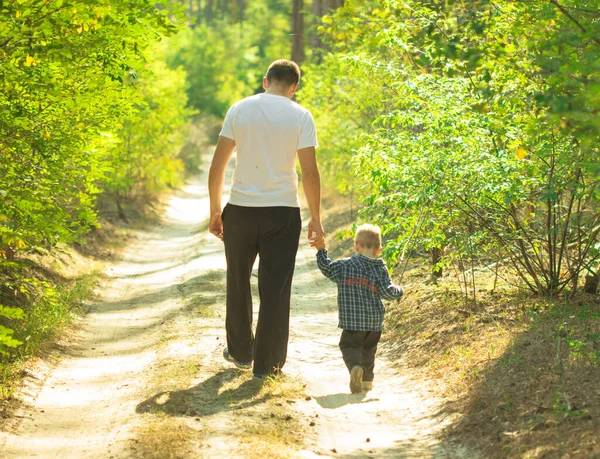 Glad Ung Far Med Sin Lille Son Kul Utomhus Lycka — Stockfoto