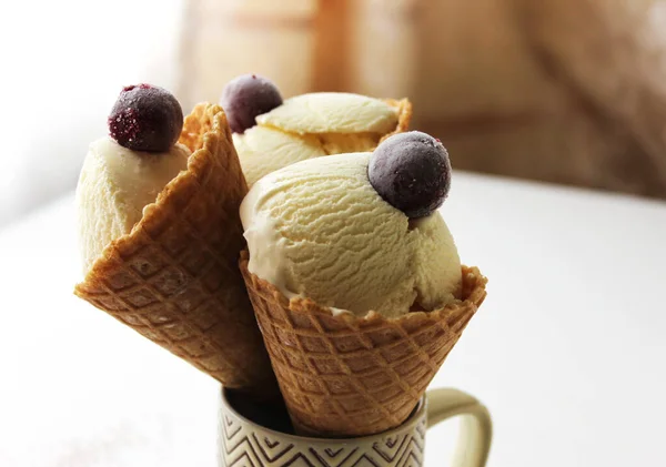 コーン中のキャラメルアイスクリーム — ストック写真
