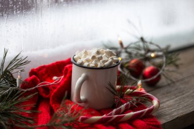 Kış sıcak Noel çikolatası ya da süslemeli kremalı kakao..