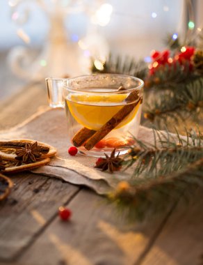 Noel, Şükran Günü içkileri. Yaban mersinli sıcak kış çayı ve ahşap masada tarçın..
