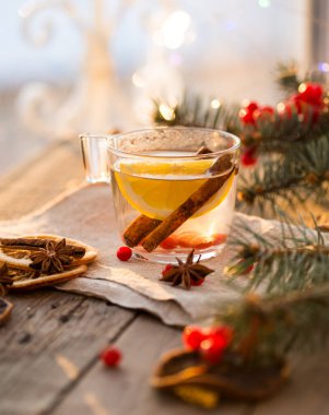 Noel, Şükran Günü içkileri. Yaban mersinli sıcak kış çayı ve ahşap masada tarçın..