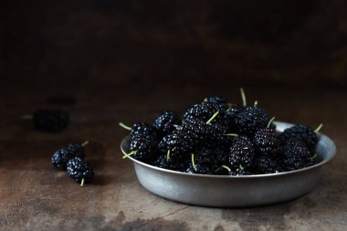 Siyah dut üzerine siyah dut