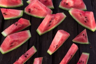 Kırsal ahşap arka planda karpuz dilimleri