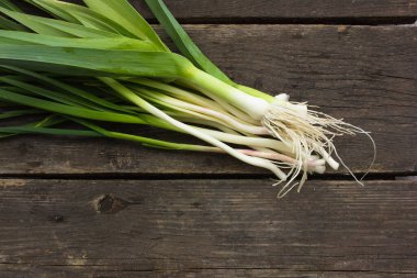 Kremalı krema ve ahududulu beyaz pasta. 