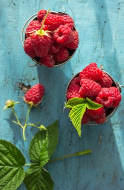 Arka plan olarak taze ve tatlı kırmızı ahududular, kopyalama alanı