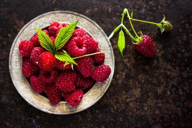 Gümüş tabakta ahududu. Düz kat. Doğal ışık..