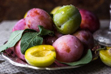 Tahta masadaki farklı eriklerden..